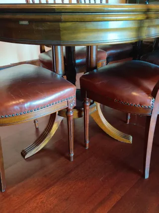 Mesa de comedor ovalada de madera