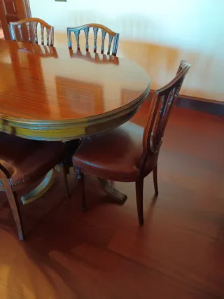 Mesa de comedor ovalada de madera