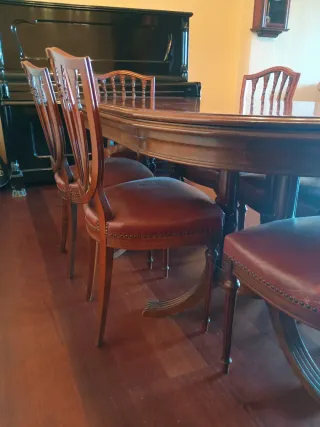 Mesa de comedor ovalada de madera