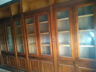 Librería de madera de nogal y vestidor