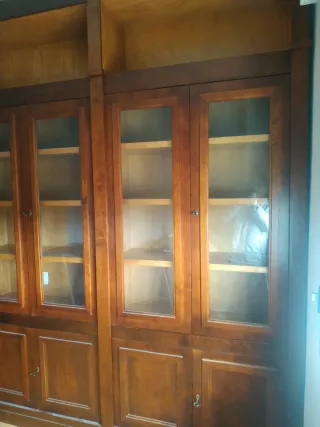 Librería de madera de nogal y vestidor