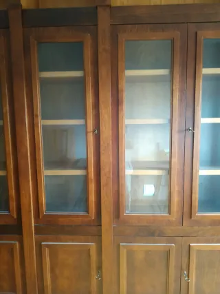 Librería de madera de nogal y vestidor