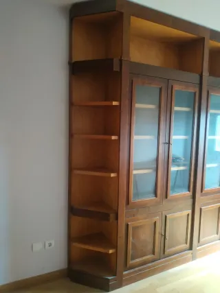 Librería de madera de nogal y vestidor