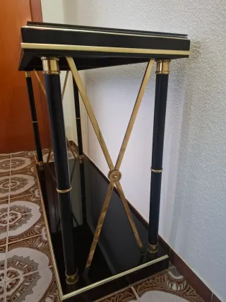 Mesa de diseño negra y dorada