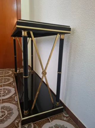 Mesa de diseño negra y dorada