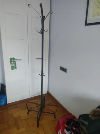 Perchero de pie metálico negro