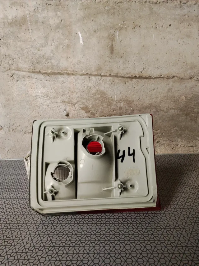 Piloto trasero izquierdo Audi 80 1992-96