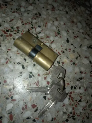 Cerradura de latón con 3 llaves