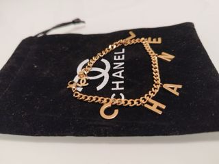 Pulsera Chanel con letras doradas