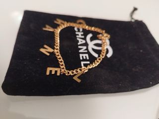 Pulsera Chanel con letras doradas
