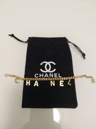 Pulsera Chanel con letras doradas
