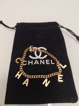 Pulsera Chanel con letras doradas