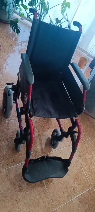 Silla de ruedas, ligera. Poco uso.Breezy 300.