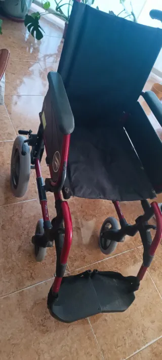 Silla de ruedas, ligera. Poco uso.Breezy 300.