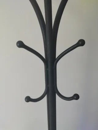 Perchero de pie negro