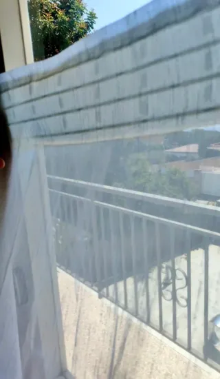 Cortina blanca grande de tela