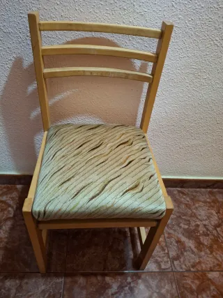 4 Sillas de pino con asiento de tela