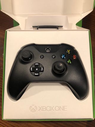 Xbox One X 1TB con accessori e giochi