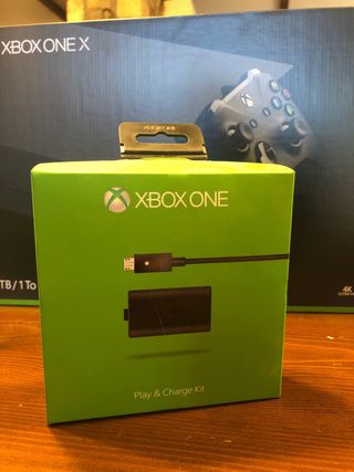 Xbox One X 1TB con accessori e giochi