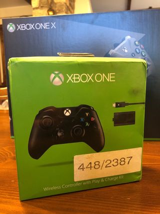 Xbox One X 1TB con accessori e giochi