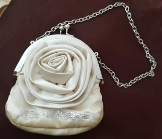 Pochette con rosa e strass