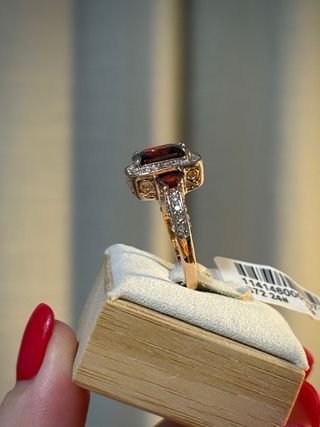Elegante Anillo Oro Rosa con Piedra Roja