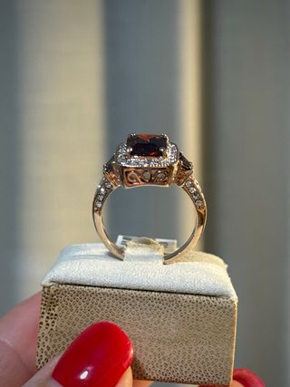 Elegante Anillo Oro Rosa con Piedra Roja