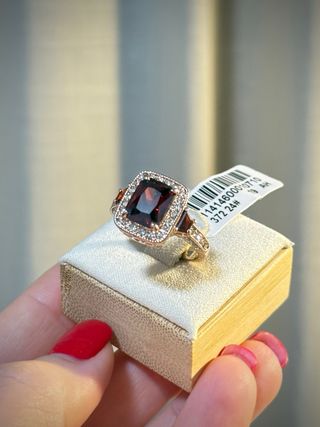 Elegante Anillo Oro Rosa con Piedra Roja