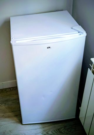 Nevera pequeña OK. Blanca.