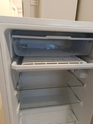 Nevera pequeña OK. Blanca.