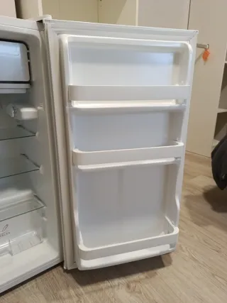 Nevera pequeña OK. Blanca.