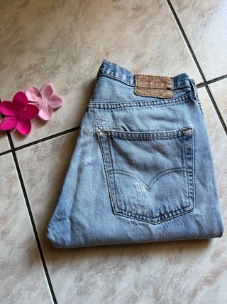 Top nero taglia M e jeans azzurri levis taglia 40