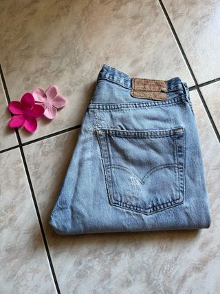 Top nero taglia M e jeans azzurri levis taglia 40