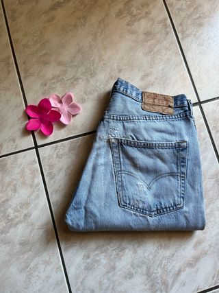 Top nero taglia M e jeans azzurri levis taglia 40