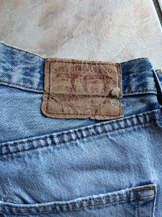 Top nero taglia M e jeans azzurri levis taglia 40