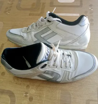 Zapatillas deportivas blancas y grises