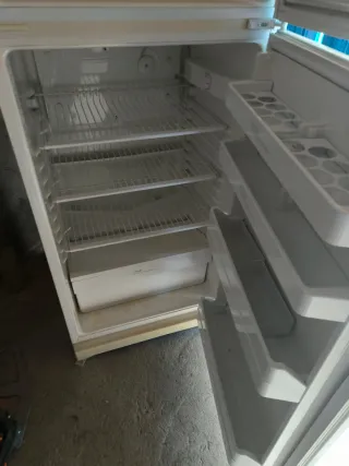 Frigorífico blanco en buen estado