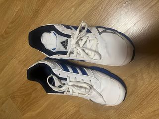 Zapatillas deportivas Adidas blancas y azules