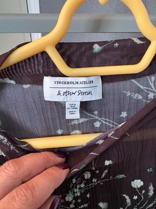 Blusa negra con estampado floral verde