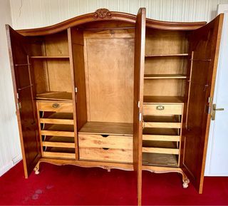 Armario antiguo de madera con espejo