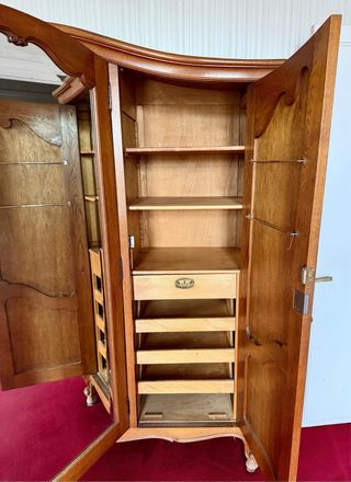 Armario antiguo de madera con espejo