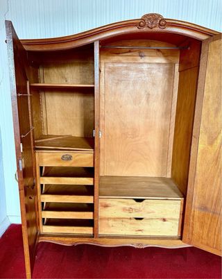 Armario antiguo de madera con espejo