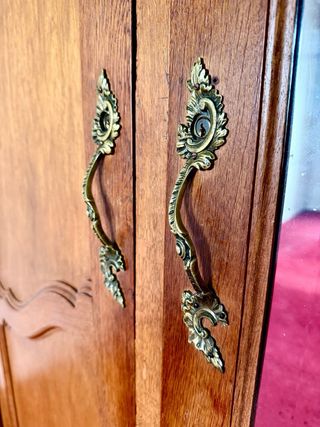 Armario antiguo de madera con espejo