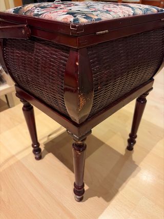 Costurero antiguo de madera y mimbre