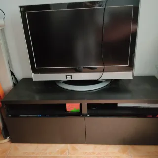 Mueble TV negro con TV AOC y mesita auxiliar 3x1.