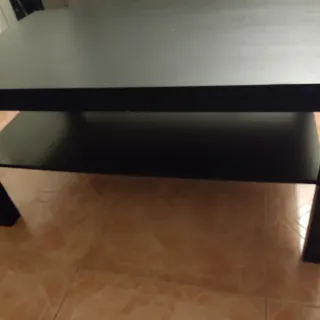 Mueble TV negro con TV AOC y mesita auxiliar 3x1.