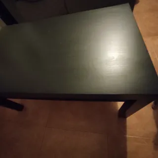 Mueble TV negro con TV AOC y mesita auxiliar 3x1.