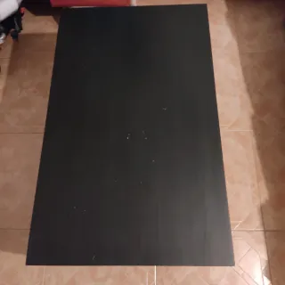 Mueble TV negro con TV AOC y mesita auxiliar 3x1.