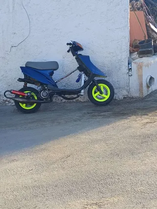 Scooter Azul y Amarillo