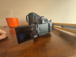 Cámara Nikon D5100 con bolso y trípode